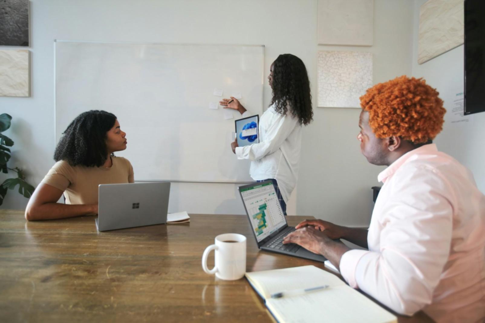 Graphiques d'évolution montrant tendances et projections financières