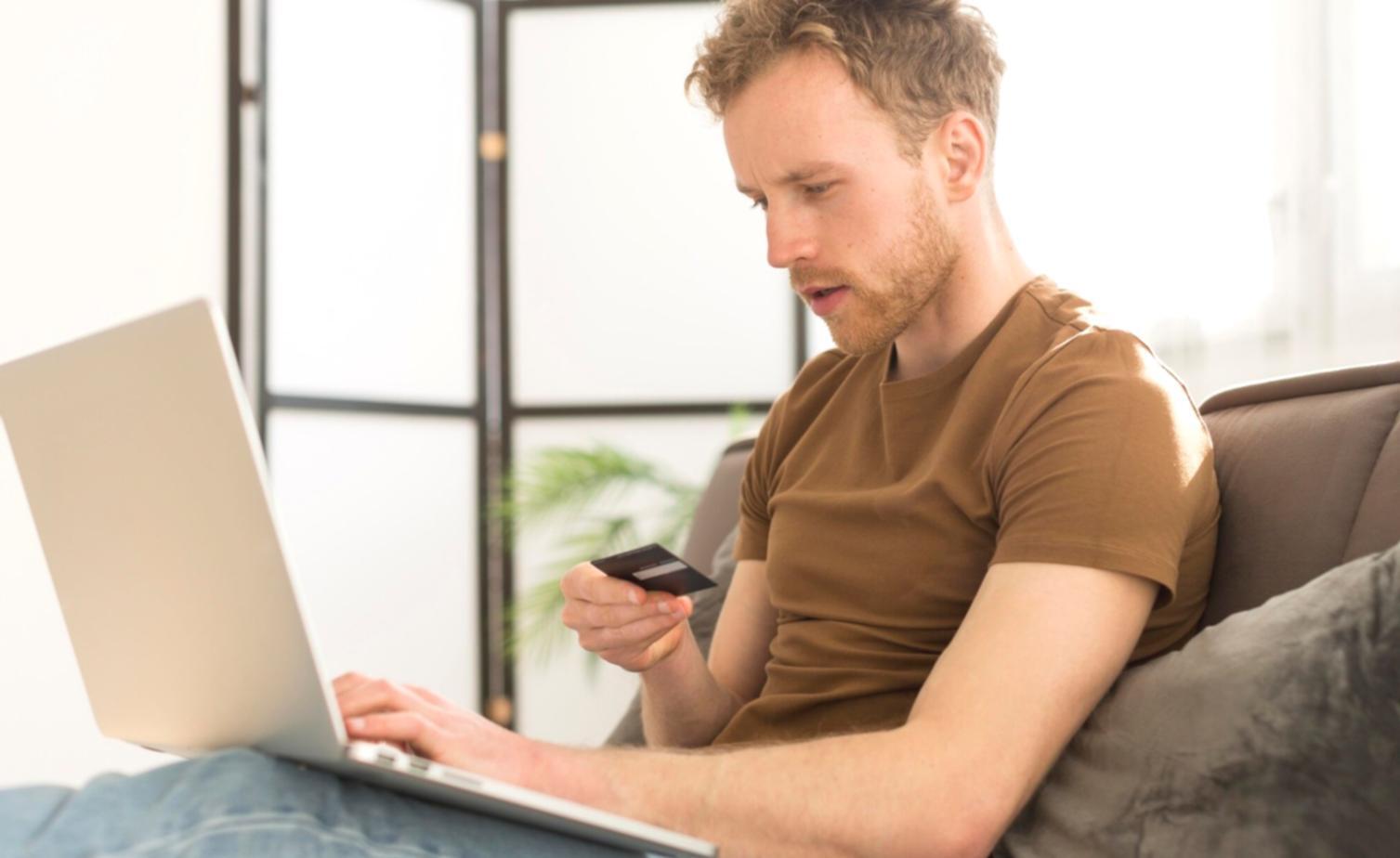 Analyste financier utilisant des outils de valorisation avancés dans un environnement professionnel moderne