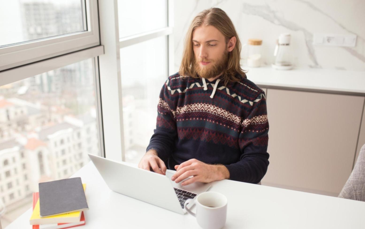 Session de formation en analyse financière avec des professionnels examinant des modèles de valorisation